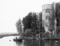 5870 Gezicht over de gracht op de toren van het kasteel Schonauwen te Houten; met links enkele personen in een roeiboot.